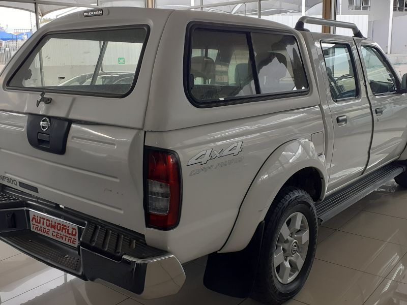 Nissan Np300 2.5Tdi D/C 4x4 in Namibia