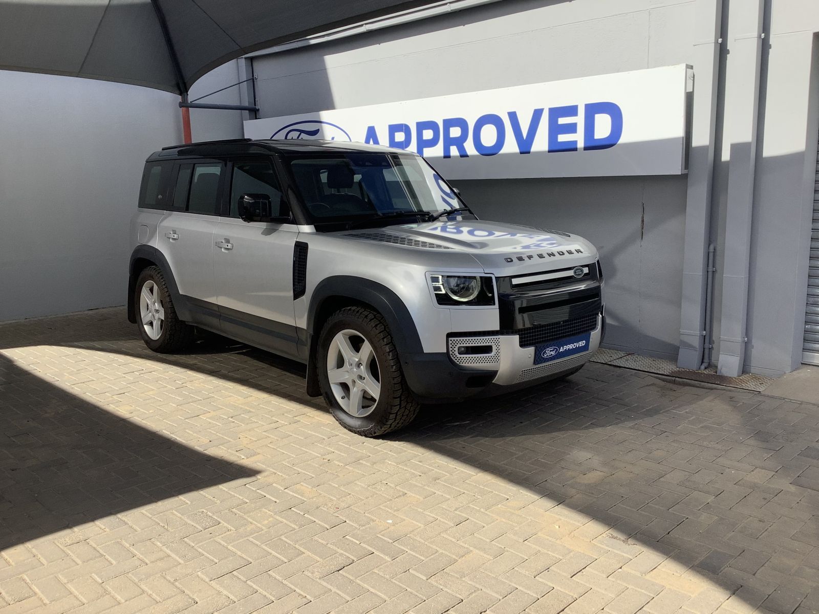 Land Rover DEFENDER 110 D240 Se in Namibia