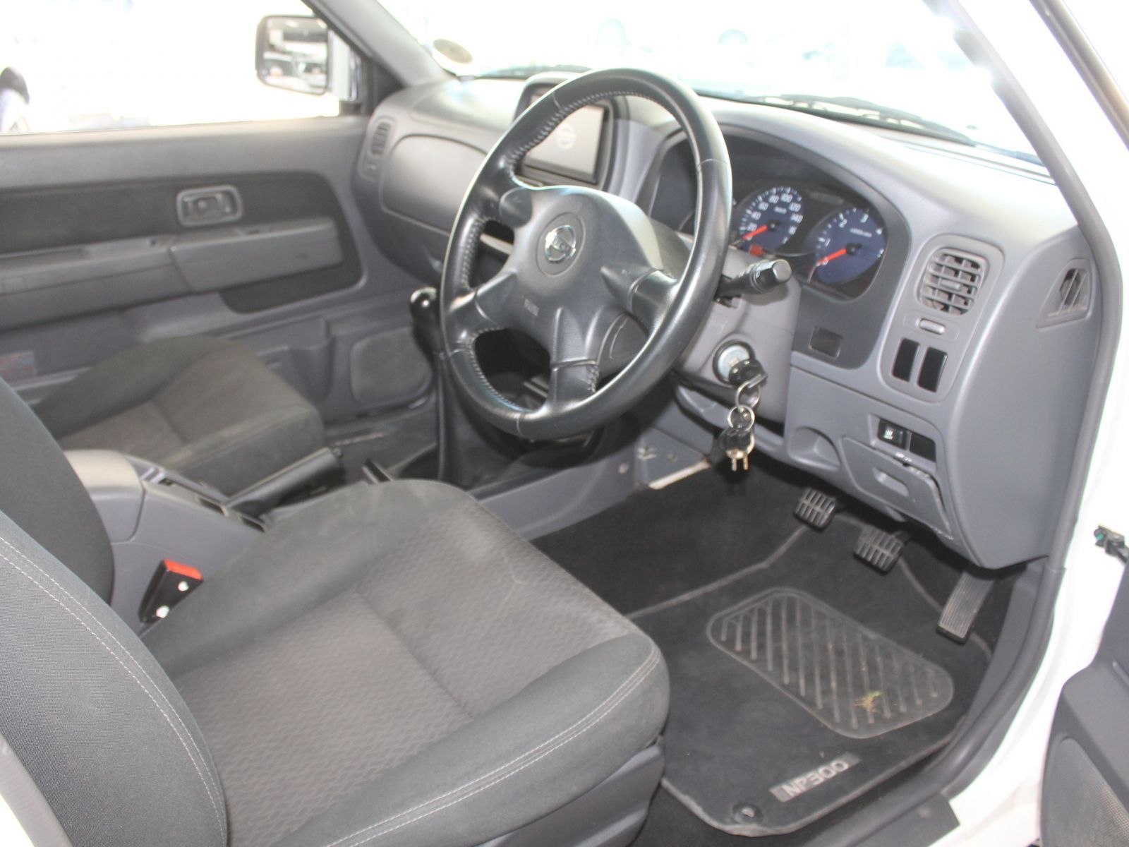 Nissan NP300 2.5 TDI D cab 4x4 in Namibia