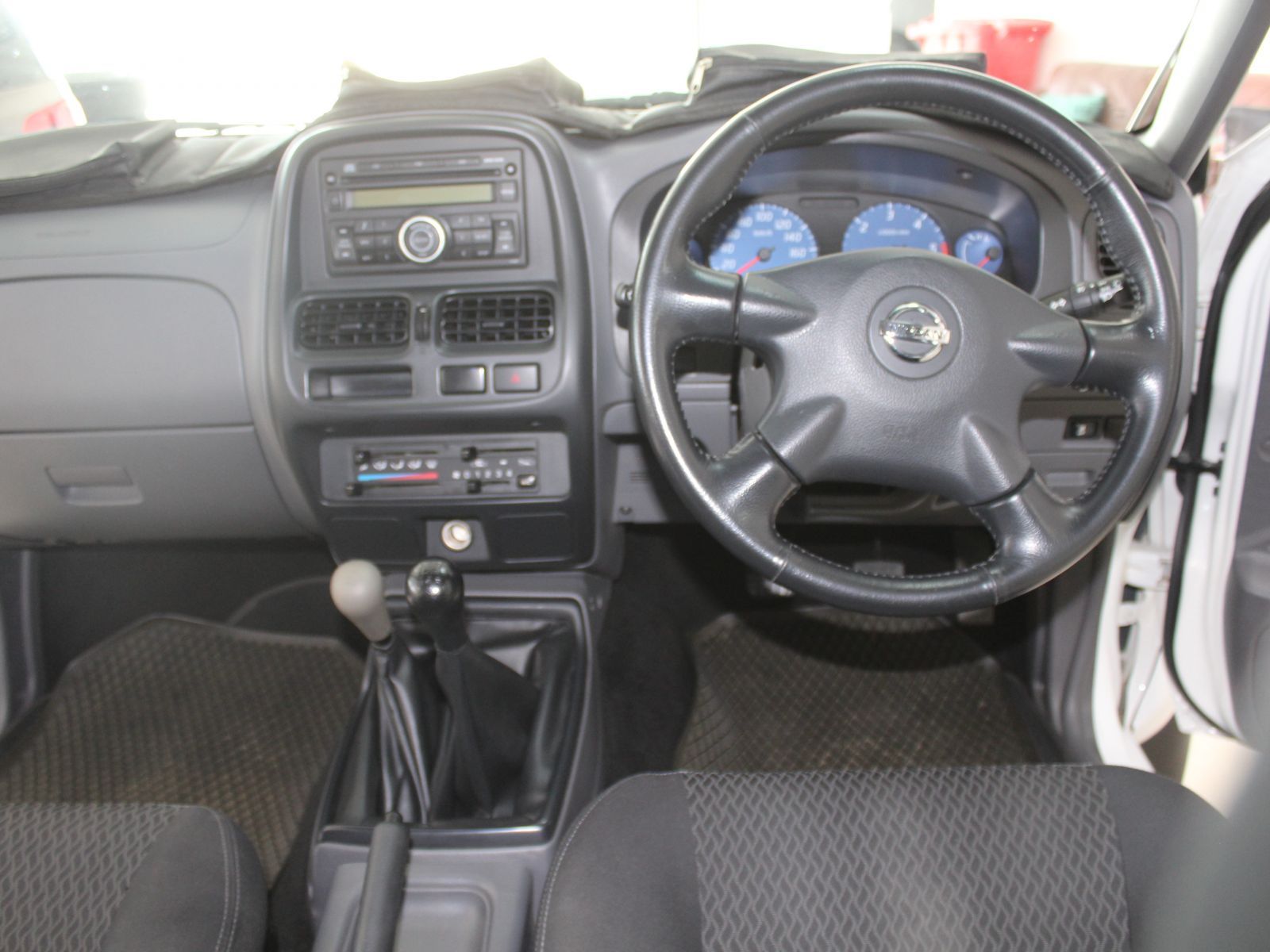 Nissan NP300 2.5 TDI D cab 4x4 in Namibia