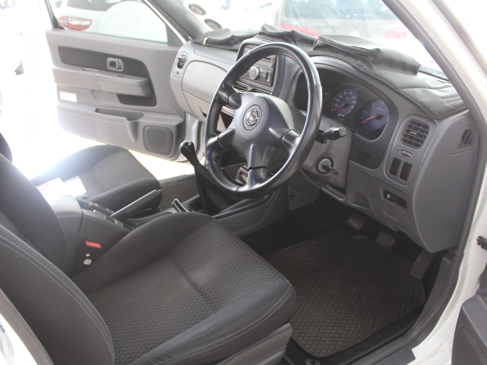 Nissan NP300 2.5 TDI D cab 4x4 in Namibia